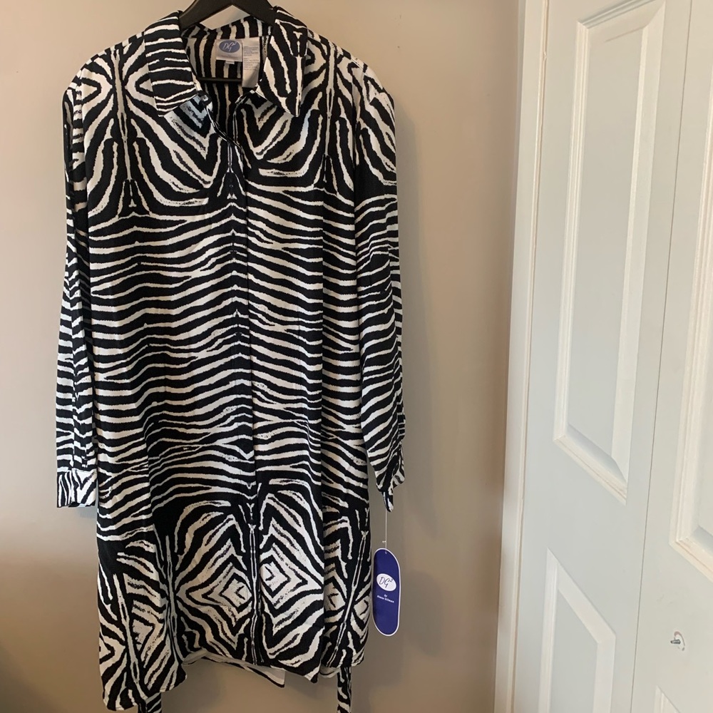 NWT /DG2 by Diane Gilman / Long Sleeve / Long Button Down with Belt at waist 3X